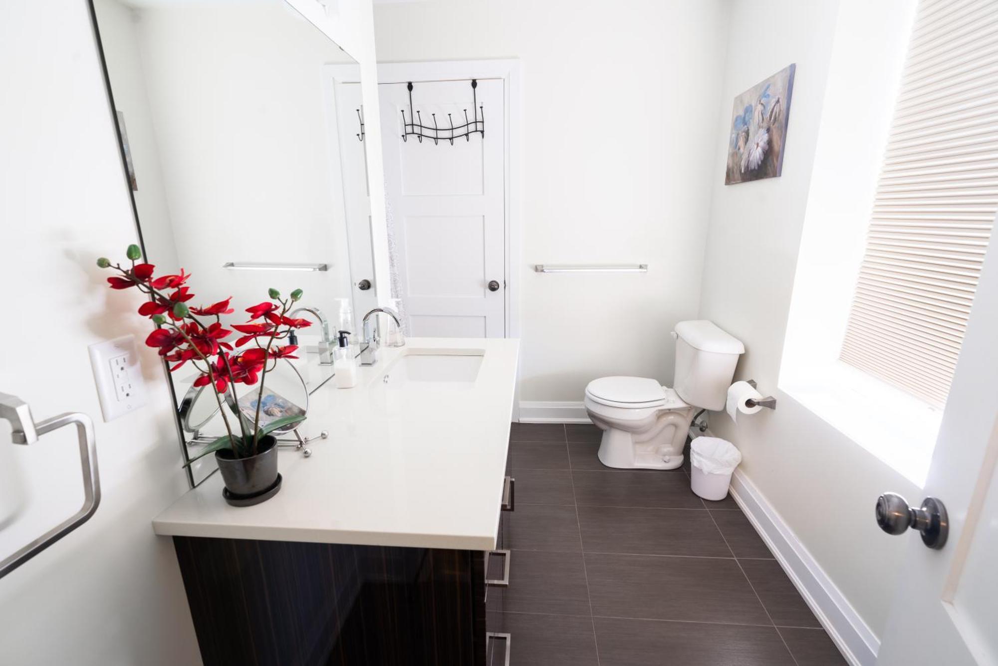 Spacious 3 Bedroom Apartment In Heart Of Niagara Thorold Exteriör bild