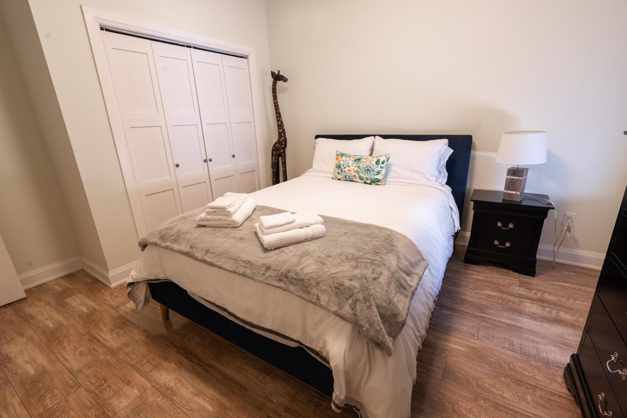 Spacious 3 Bedroom Apartment In Heart Of Niagara Thorold Exteriör bild