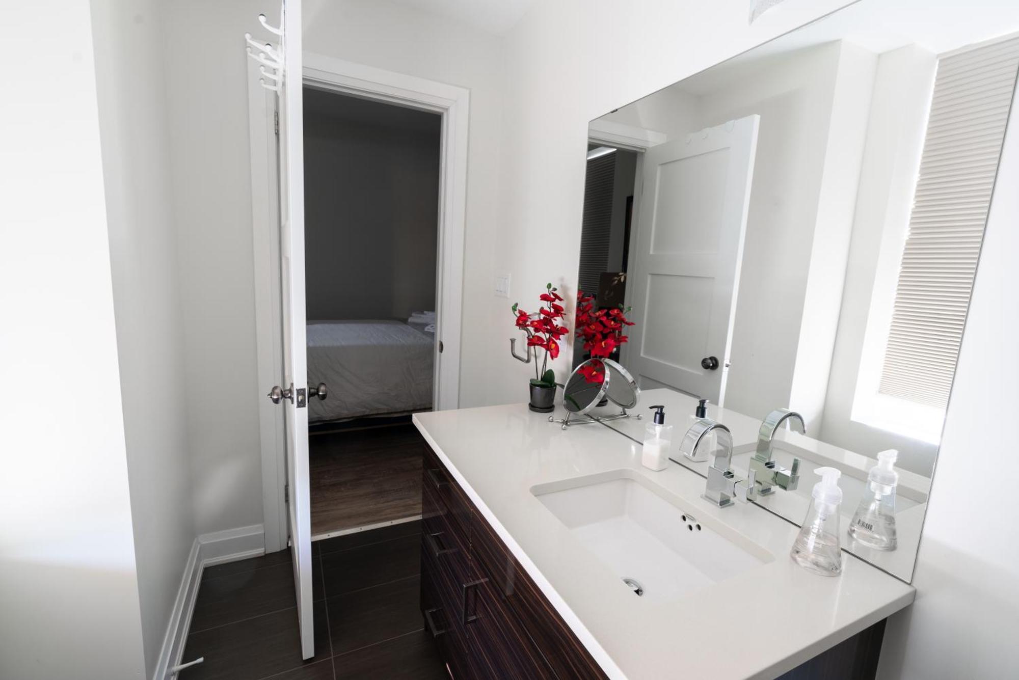 Spacious 3 Bedroom Apartment In Heart Of Niagara Thorold Exteriör bild