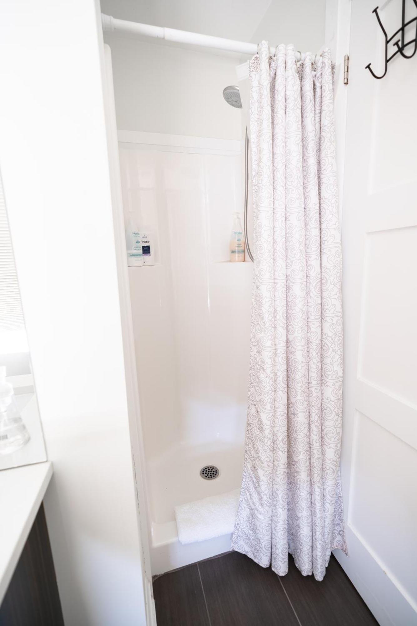 Spacious 3 Bedroom Apartment In Heart Of Niagara Thorold Exteriör bild